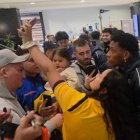 Gonzalo Plata a la salida del Novotel de Toronto firmando autógrafos a los hinchas.
