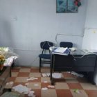 Los policías encontraron los ventanales rotos.