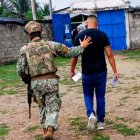 Un militar traslada al presidente de mesa detenido en Galera, tras hallársele cuatro papeletas en blanco durante la jornada electoral en Muisne.