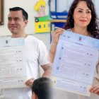 Daniel Noboa y Luisa González mostraron a los presentes su papeleta electoral.