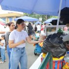 Los votantes aprovecharon para degustar de los ricos 'manjares' popular.