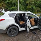 El vehículo blanco tenía un compartimento oculto donde se encontraron los 132 bloques de droga incautados en la vía Puyo–Baños.