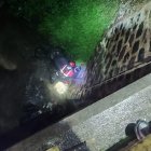 Durante el rescate por los organismos de socorro de la mujer que cayó del puente.