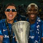 Enzo Fernández (i) junto a Moisés Caicedo levantando la UEFA Europa League con Chelsea.