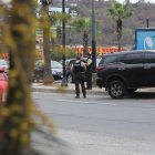 El vehículo de la víctima quedó sobre el parterre de la vía.