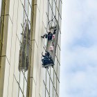 Uno de los lados del andamio quedó hacia abajo, dejando suspendidos a los trabajadores.