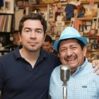 El guionista junto a Aladino. La imagen fue creada con Inteligencia Artificial