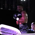 El festejo de Erick Bone tras derrotar a Luis Fernando Flores.