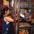 La fuerza de las tiendas de barrio está en la cercanía que logran con sus clientes.
CASERITOS_JOFFRE FLORES FECHA: 12/01/2024 FOTO: JOFFRE FLORES