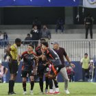 Jugadores y director técnico de Emelec reclamaron al árbitro Lenín Quiñónez, tras la expulsión de Alfonso Barco.