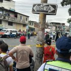 Los cuerpos de las víctimas quedaron tendidos en la calzada.