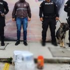 Agentes policiales junto al paquete contaminado con cocaína.