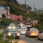 El asesinato generó un fuerte congestionamiento vehicular en la zona, mientras policías y peritos acordonaban la escena.