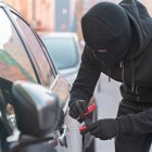 Vehículos estacionados en la vía pública son más vulnerables a robos durante la temporada alta.