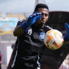 Pedro Ortiz arquero de Emelec ante Aucas.