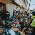 Personal municipal sacando los desperdicios de la vivienda.