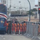 Masivo traslado de internos desde la cárcel de Machala tras ataque con dron.