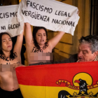 Momento exacto en que las activistas de Femen son agredidas sexualmente por un ciudadano.