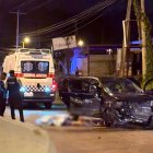 El cuerpo del copiloto quedó tendido junto al vehículo destruido tras el violento volcamiento en el sector Lucha de los Pobres, vía a la Refinería.