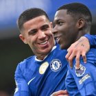 Enzo Fernández y Moisés Caicedo jugadores del Chelsea.