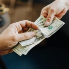 Los trabajadores bajo relación de dependencia deben recibir el bono navideño en diciembre.