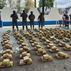 Militares resguardan el cargamento incautado en La Peñas, donde se presentaron los 295,5 kilos de marihuana y equipos recuperados durante el operativo.
