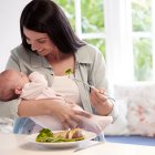 La lactancia materna debe ir acompañada de una buena alimentación para la madre, revelan expertos.