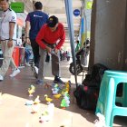 Transeúntes y trabajadores de la zona observan el espectáculo de los animalitos de juguete que pondrá en promoción Ramón Recalde.