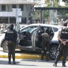 El vehículo en el cual se movilizaban el exfuncionario fue revisado minuciosamente por agentes policiales.