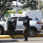 El vehículo colisionó contra un poste. Allí los policías registraron su interior.