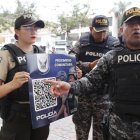 Este sábado se instalaron códigos QR como parte de la primera fase, que consiste en visitas policiales a los negocios.