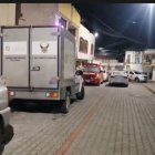 Agentes de Criminalística realizaron el levantamiento del cuerpo en una vivienda junto a las rieles del tren, en el centro de Cevallos.