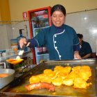 Comerciantes y cocineras ultiman detalles antes de iniciar el Mundial del Llapingacho.