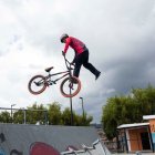 En la pista de BMX freestyle en Turubamba se preparan unos treinta jóvenes.