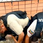 Agentes de la Policía Nacional controlaron a los atacantes y los pusieron a órdenes judiciales.