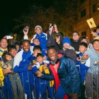 Moisés Caicedo y los hinchas del Chelsea.