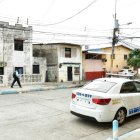 La Policía patrulla la zona donde ocurrió el crimen de la joven.