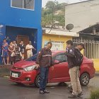 Junto al vehículo, familiares y curiosos observaban en silencio, algunos con lágrimas, otros con temor.