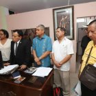 El abogado Jorge Iturburu (segundo de izquierda a derecha) junto a adultos mayores que asistieron a la primera audiencia por atraso en la devolución del IVA.