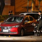 El automóvil de la víctima quedó con varios orificios de bala en el parabrisas.