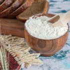 Sustituir la harina de trigo por opciones integrales ayuda a controlar el azúcar y mejorar la digestión.