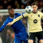 Moisés Caicedo pugna por el balón con Robert Lewandowski.