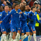 Moisés Caicedo (izq.) celebra con sus compañeros del Chelsea contra Barcelona.