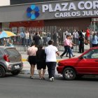 Desde la primera hora de la mañana, decenas de personas esperaban que abran la puertas del supermercado.
