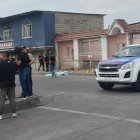 El cadáver quedó en medio de la vía. La Policía llegó al lugar de los hechos para levantar indicios.