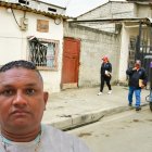 En el lugar donde fue atacado Luis Javier Gómez aún se observaban las huellas del crimen. En el piso permanecen rastros de sangre .