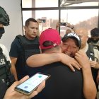 La comerciante secuestrada abraza entre lágrimas a un familiar, tras ser rescatada en Majua por la Policía Nacional.