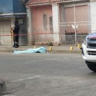 El cadáver de Carlos Antonio Avilés Macías quedó sobre la vereda.