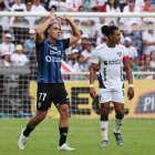 Rayados y albos se enfrentan en el estadio Rodrigo Paz Delgado.