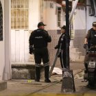 El cuerpo quedó sobre la vereda de una vivienda, junto a un banco de cemento.